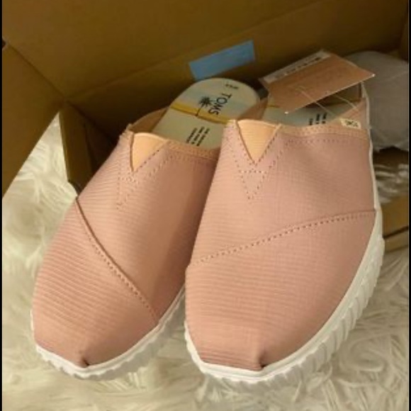 NWT Tom’s platform slip on shoes - Picture 2 of 4